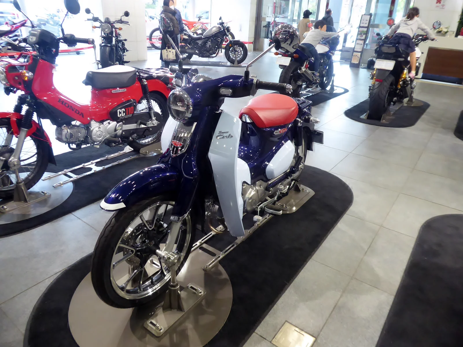The modern Honda Super Cub C125, photographed in November 2018.